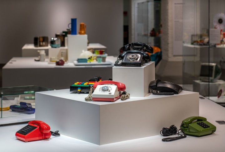 Plastik-Telefone im Ausstellungsraum