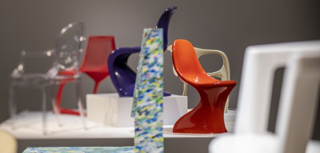 Ausstellungsraum mit diversen Stühlen aus Kunststoff.