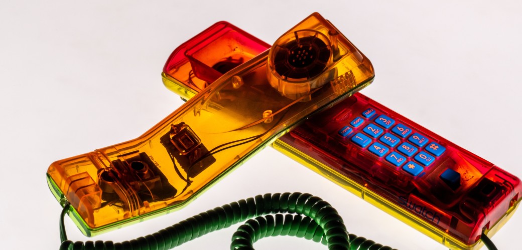 Zwei Telefonhöhrer mit Wahltasten im transparenten Kunststoffdesign