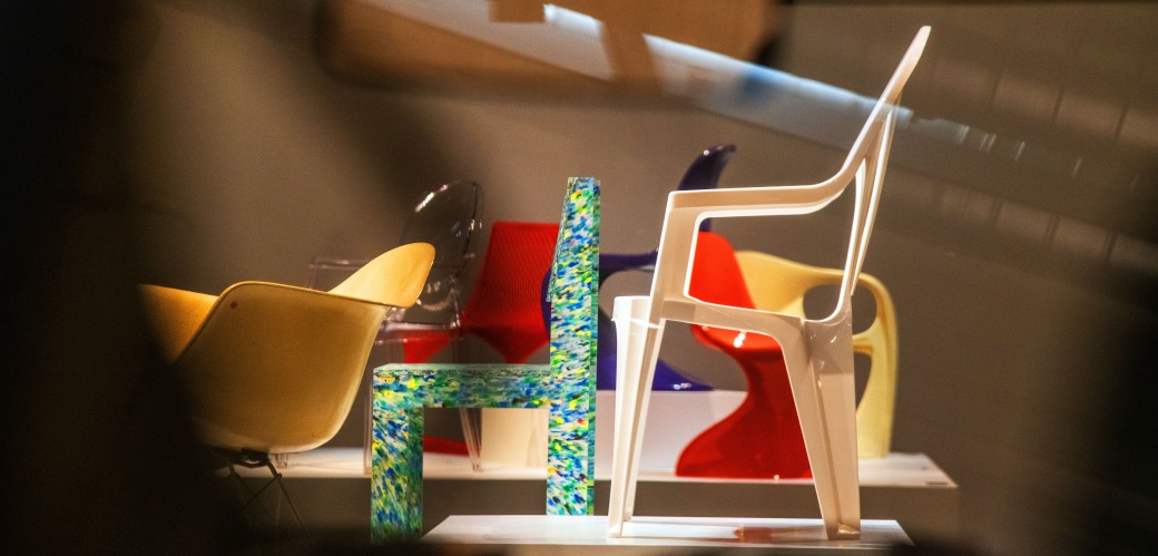 Blick in den Ausstellungsraum auf Stühle aus Kunststoff
