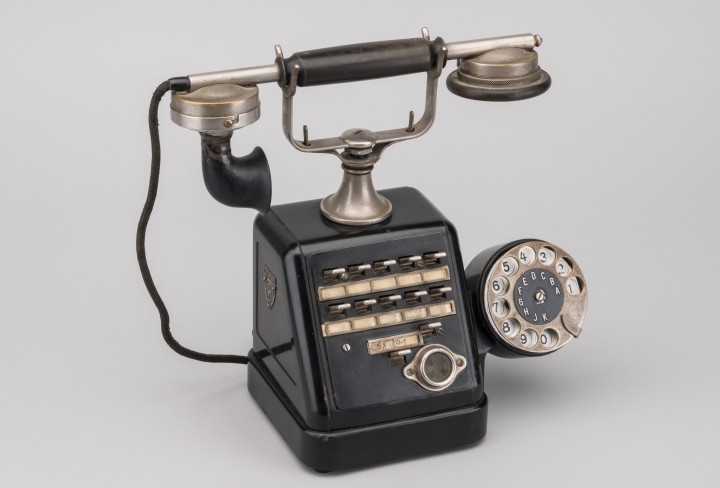 Foto zeigt ein altes schwarzes Telfon