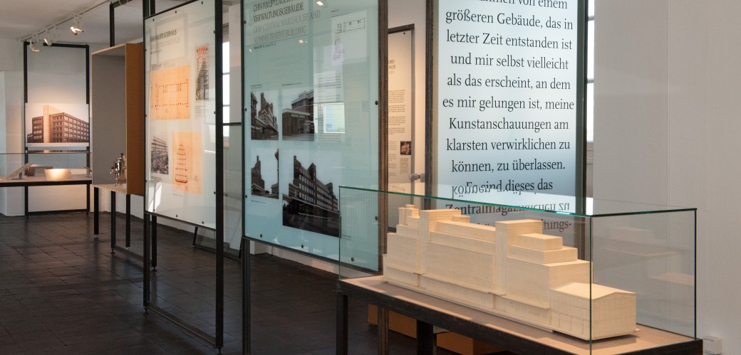 Blick in einen Ausstellungsraum: Ein Architekturmodell des Peter-Behrens-Baus aus Holz.