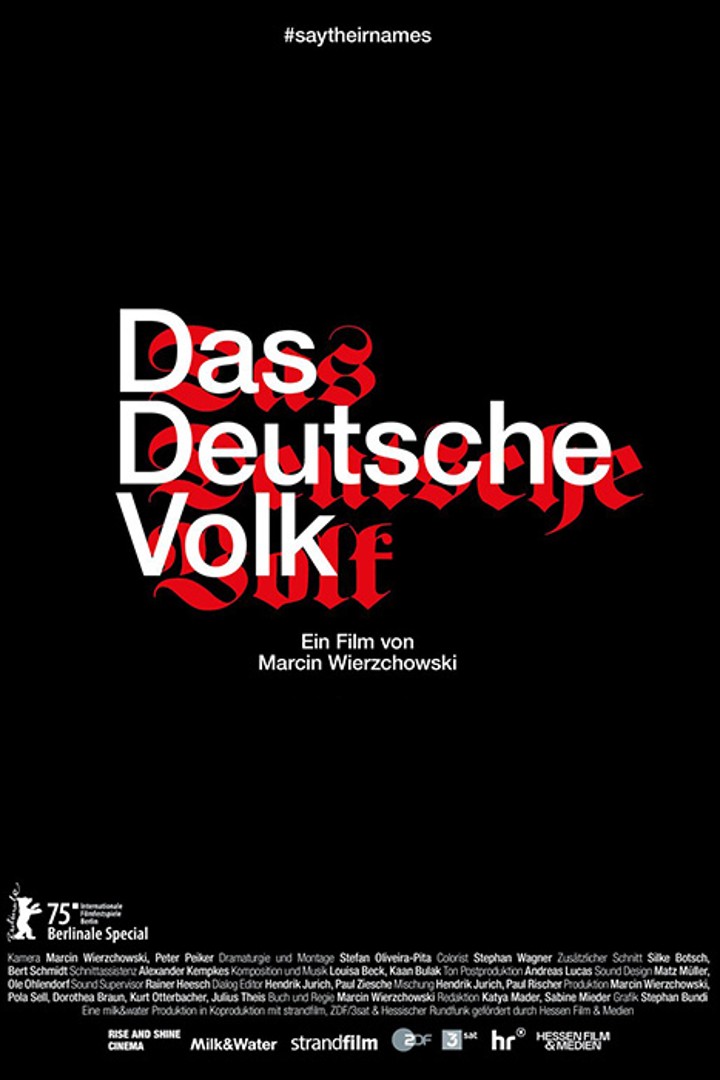 Schwarzes Filmplakat, auf dem "Das deutsche Volk" in weiß geschrieben steht. Ein Film von Marcin Wierzchowski.