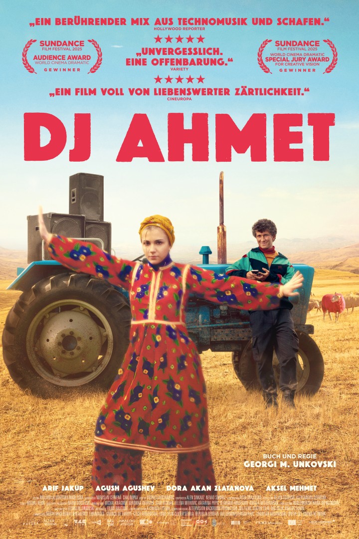 Filmplakat zu dem FIlm "DJ Ahmet". Auf dem Plakat sieht man ein Feld, auf dem ein blauer Traktor steht. Auf dem Traktor sind Lautsprecher und ein junger Mann steht vor dem Traktor. Im Vordergrund ist ein Mädchen mit ausgebreiteten Armen in einem roten, bunt gemusterten Kleid und Kopftuch, was tanzt. Im Hintergrund sieht man Schafe.