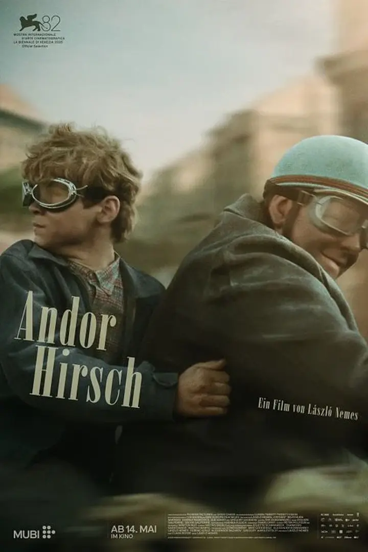 Filmplakat vom Film "Andor Hirsch". Ein Film von László Nemes. Auf dem Plakat sieht man zwei junge Männer auf einem Motorrad. Beide tragen Schutzbrillen. Der Junge, der vorne sitzt, trägt einen blauen Helm. Der andere Junge guckt nach hinten. 