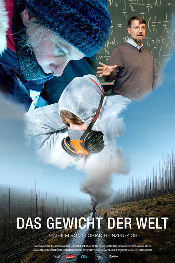 Ein Filmplakat mit einer Collage aus mehreren Szenen: Oben links eine Persom mit Mütze und Schal, die konzentriert nach unten blickt. Oben rechts ein Dozent vor einer Tafel mit mathematischen Formeln, der gestikulierend erklärt. In der Mitte eine Person in Schutzkleidung mit Atemmaske bei der Arbeit. Unten eine Landschaft mit kahlen, abgestorbenen Bäumen, aus der Rauch aufsteigt. Unten auf dem Plakat steht der Titel „Das Gewicht der Welt“ und der Text „Ein Film von Florian Heinzen-Ziob“.