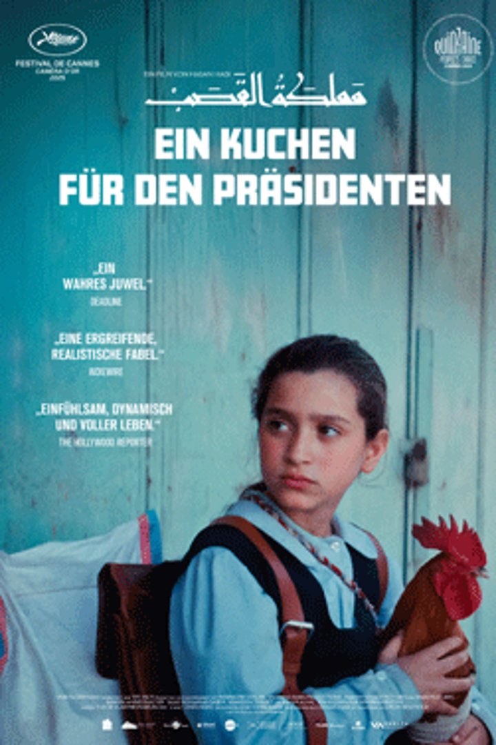 Ein Filmplakat, auf dem ein Mädchen zu sehen ist, was einen Hahn in ihren Händen hält. Das Mädchen hat einen Rucksack auf und steht vor einem blauen Hintergrund. Auf dem Plakat steht geschrieben: "Ein Kuchen für den Präsidenten" und die Spielzeiten des Films: "Donnerstag, 19.2., Freitag, 20.2., Montag 23.2., Dienstag 24.2. jeweils um 18:00 Uhr Sonntag, 22.2., Sonntag, 1.3. jeweils um 16:00 Uhr Donnerstag, 26.2., Freitag, 27.2., Montag, 2.3., Dienstag, 3.3., jeweils um 18 Uhr".