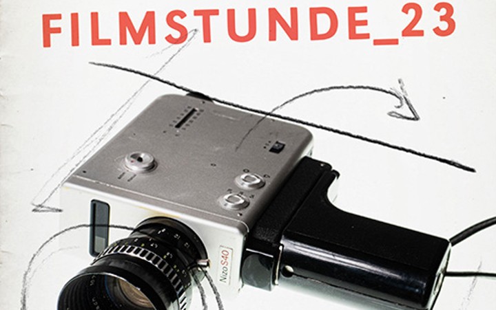 Foto vom Filmplakat des Films Filmstunde_23. Unten sieht man eine alte Kamera.