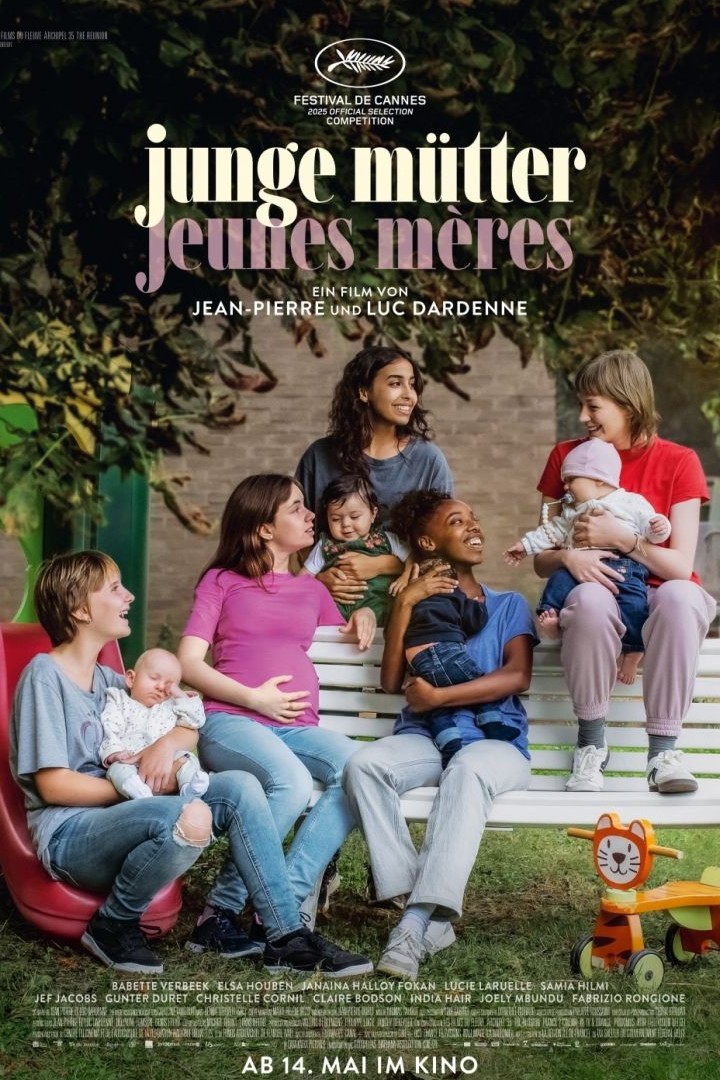Filmplakat von dem Film "Jeunes Mères - Junge Mütter". Auf dem Plakat sieht man fünf Frauen und vier Babys. Eine der Frauen ist schwanger. Vier der Frauen sitzen auf einer weißen Parkbank. Die fünfte Frau sitzt daneben auf einer roten Kinderrutsche. 