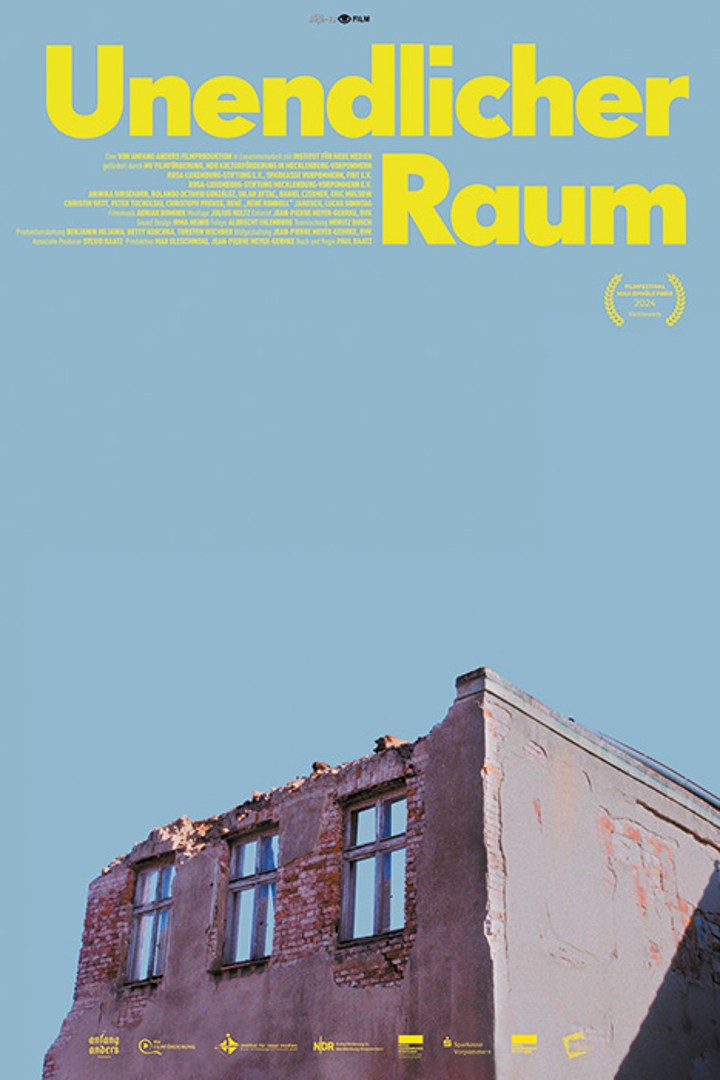 Filmplakat mit dem Titel Unendlicher Raum ganz oben, mittig wolkenloser Himmel und unten die obere Etage eines zerfallenen Hauses ohne Dach