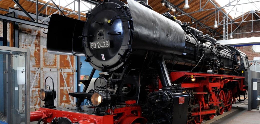 Große schwarz-rote Lokomotive im Museum