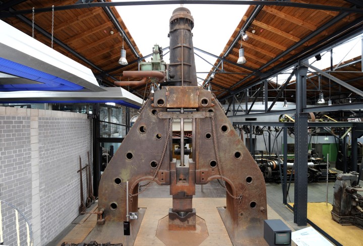 10 Meter hoher Dampfhammer in der Dauerausstellung