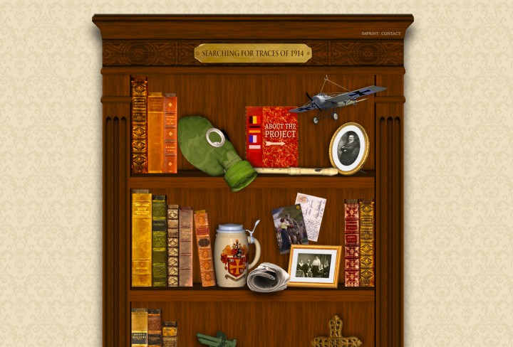 Bücherregal mit verschiedenen Gegenständen