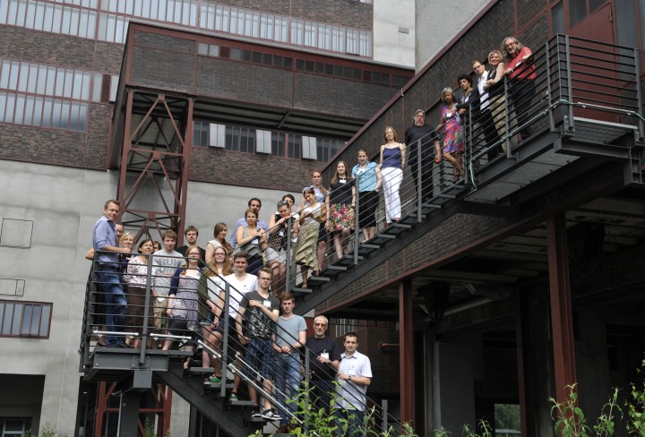 Foto zeigt die Projektgruppe "Spurensuche 1914" auf einer Treppe im Ruhr Museum