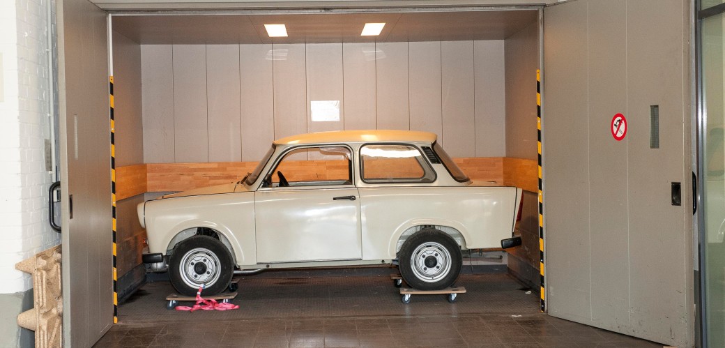 Ein altes, weißes Auto in der Sammlung des Museums