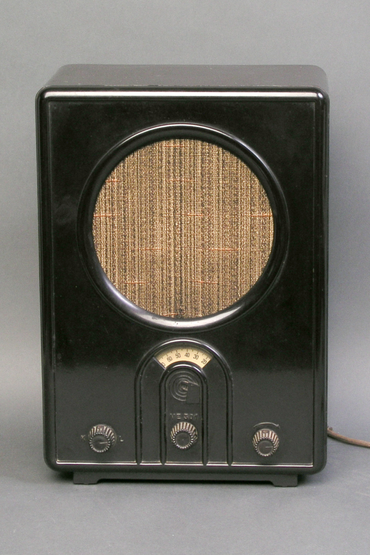 Braunes altes Radio - genannt Volksempfänger