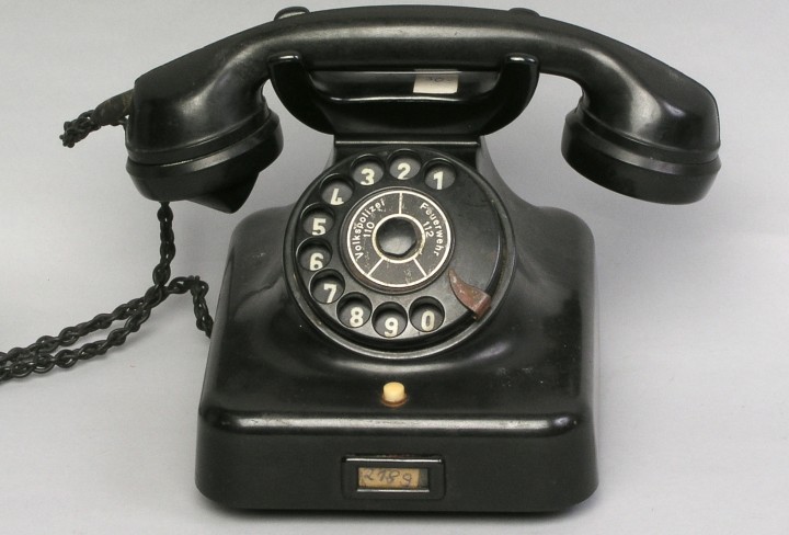 Foto zeigt schwarzes altes telefon