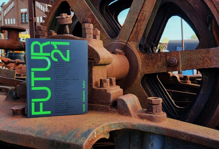 Katalog steht auf einem großem Eisenzahnrad