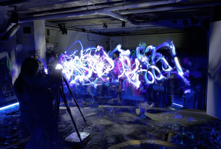 Lichtmalerei in dunkler Fabrik
