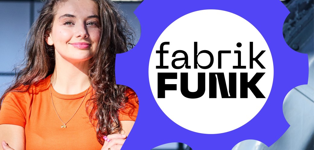 Person links im Bild in Industrie-Umgebung. Rechts davon Logo mit dem Schriftzug "FabrikFunk" in einem Zanhrad