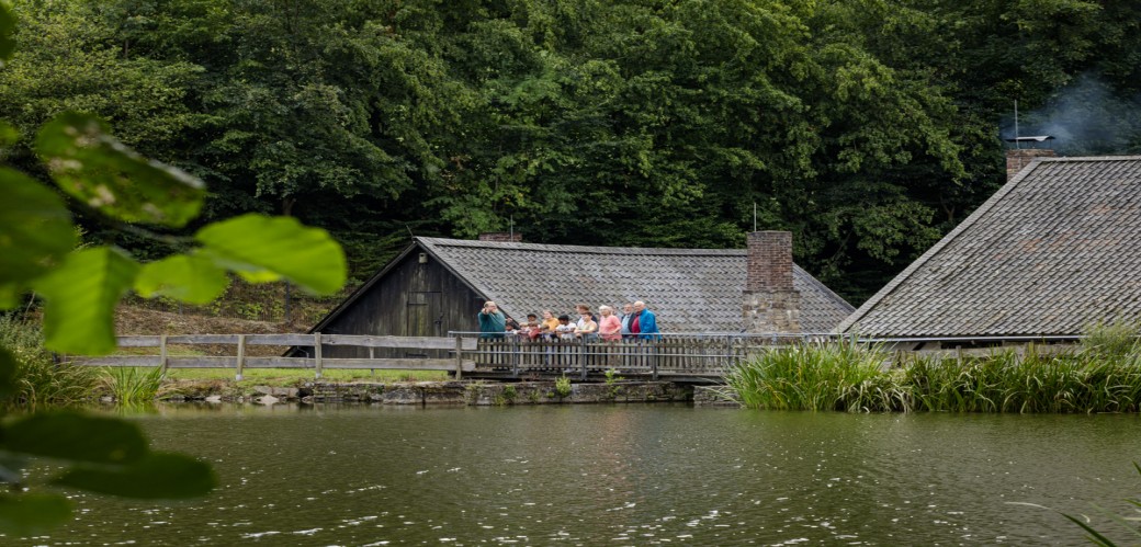 Menschengruppe auf einer Brücke vor dem Oelchenshammer