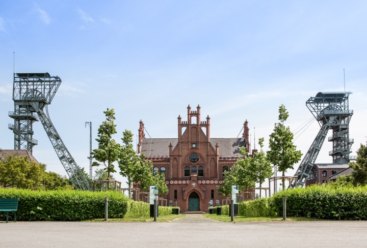 Prunkvolles BacksteingebÃ¤ude zwischen zwei FÃ¶rdertÃ¼rmen. Es handelt sich um die Zeche Zollern in Dortmund.