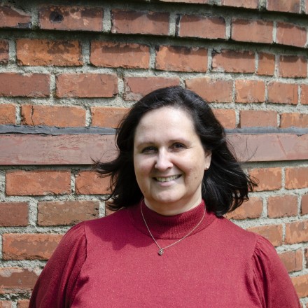 Portrait-Foto einer Frau vor einer Backsteinwand