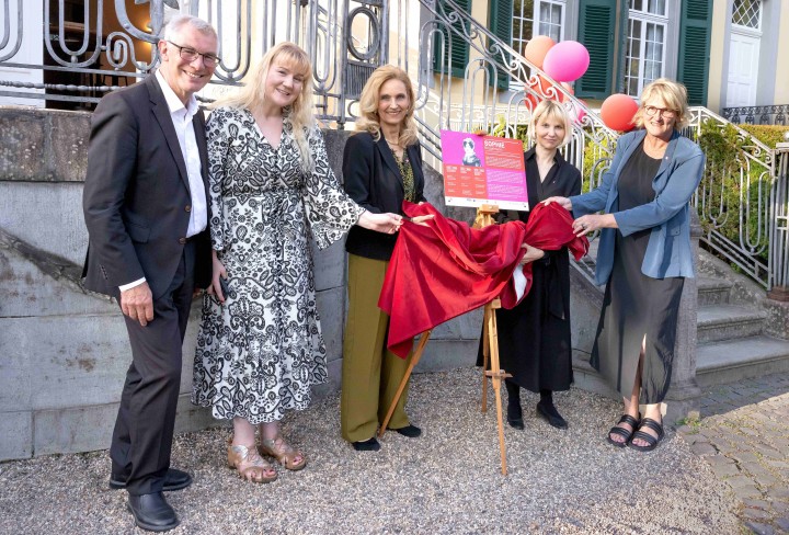 Das Foto zeigt (v.l.): Ratinger Bürgermeister Klaus Konrad Pesch, Gleichstellungsbeauftragte Nadine Mauch, Ulrike Lubek, Direktorin des Landschaftsverbands Rheinland (LVR), Prof. Dr. Petia Genkova vom Vorstand des FrauenRat NRW sowie Museumsleiterin Claudia Gottfried bei der Enthüllung einer Tafel.