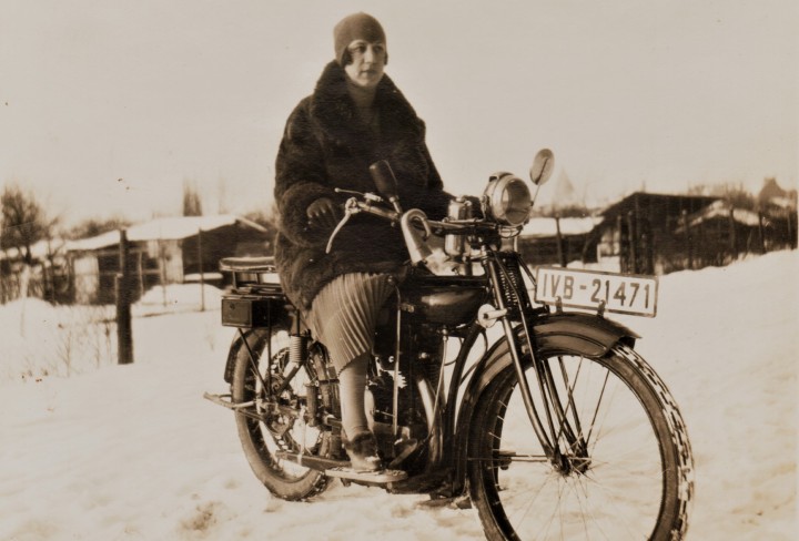 Historisches Foto mit einer Dame auf einem Motorrad