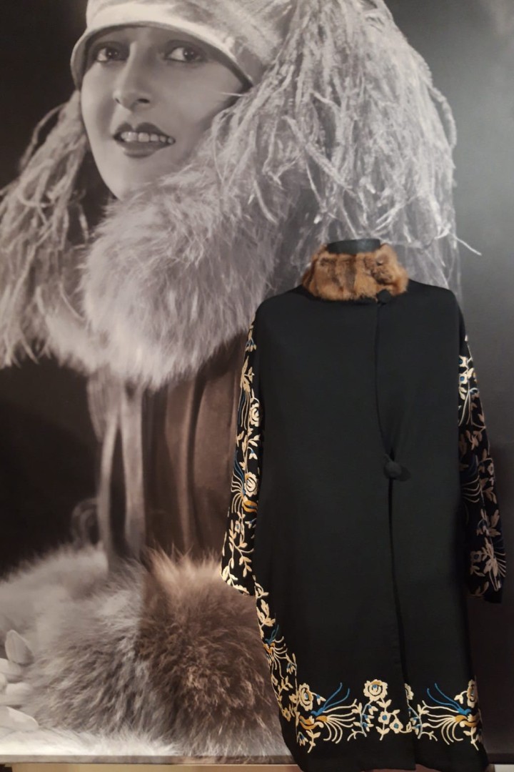Mantel mit Fell auf einer Figurine in der Ausstellung