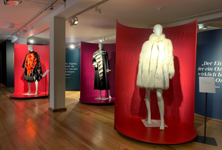 Blick in die Ausstellung: Drei Schaufensterfiguren mit verschiedenen Pelzmänteln.