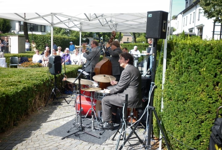 The band at "Jazz in front of the mansion"