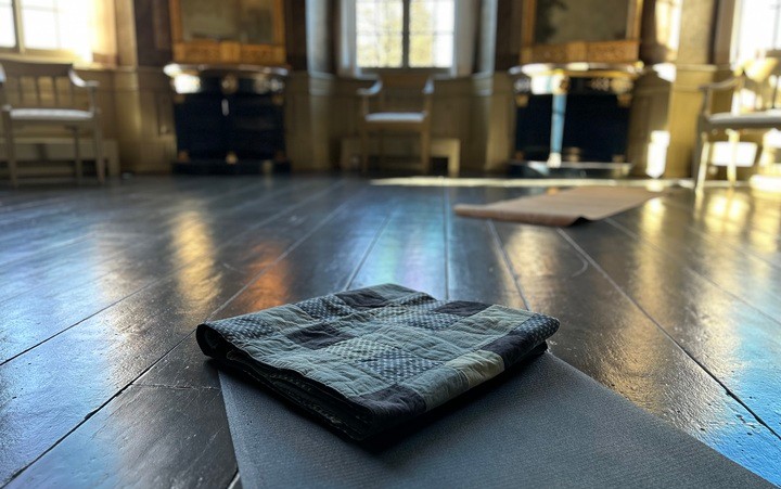 Eine Yogamatte und ein Handdtuch liegen auf dem Boden im Gartensaal des Herrenhauses Cromford.