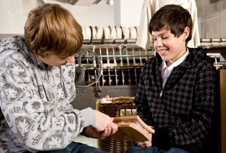 Zwei Jungen bei der Baumwollverarbeitung