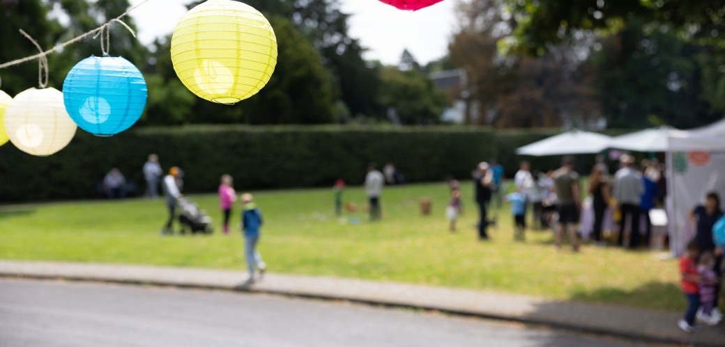 Kinder und Spielmaterialien auf einer Wiese