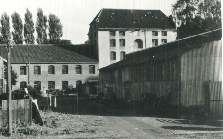 Historisches Schwarzweiß-Foto von Gebäuden