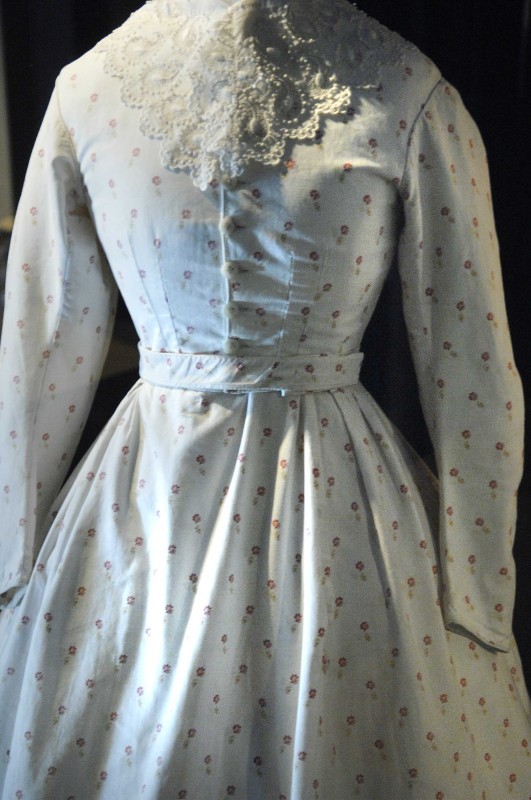 Historisches Kleid in weiß an einer Figurine