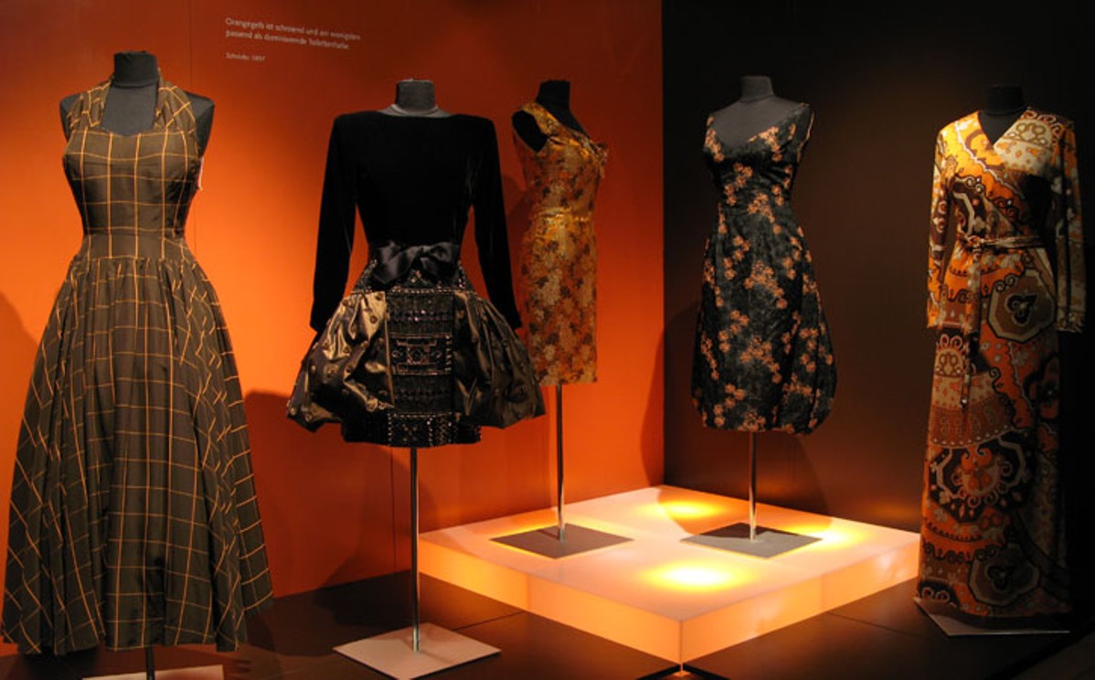Blick in eine einst präsentierte Sonderausstellung mit diversen historischen Kleidern