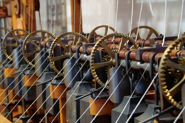 The “Water Frames” have many a secret to tell. When they begin to rattle – driven by a huge waterwheel – it becomes clear to what extent this first completely mechanical fine spinning machine revolutionised textile production more than 200 years ago. After all, 96 strands of roving can be spun simultaneously in a continuous process; Brügelmann only needed four children and a supervisor for this. No wonder that, alongside the technology, also the history of child labour and the long struggle to curb it are focal topics at the museum.