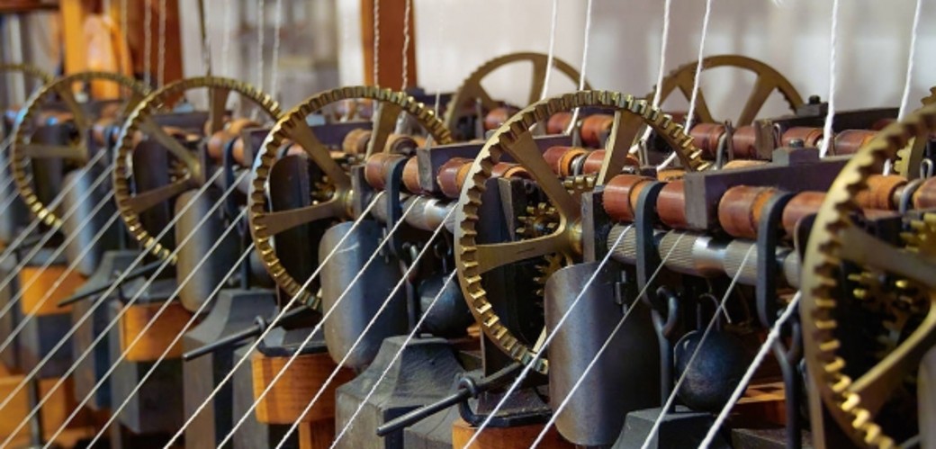 Detailansicht einer historischen Spinnmaschine in der Textilfabrik Cromford