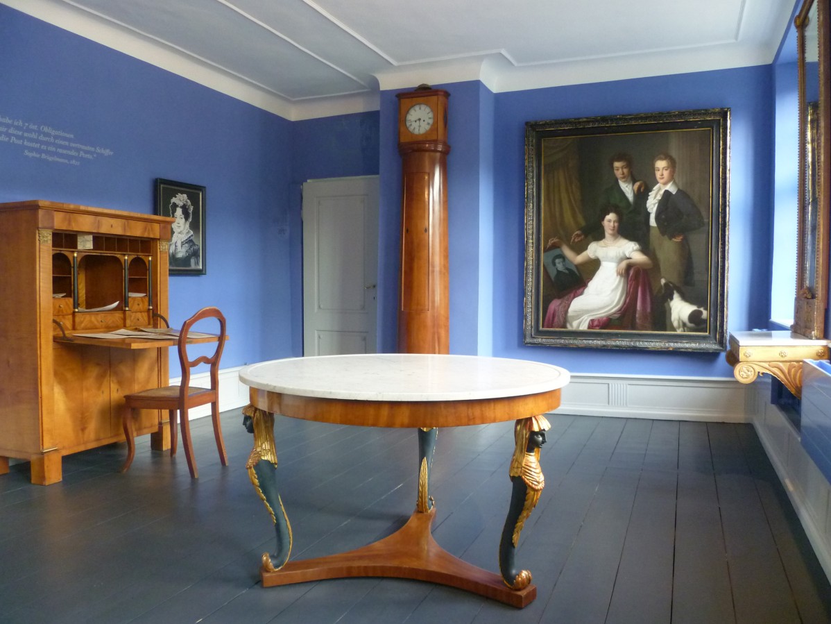 Blick in den "Blauen Salon" der Dauerausstellung im Herrenhaus Cromford mit historischen Möbeln und Wandgemälde der Familie
