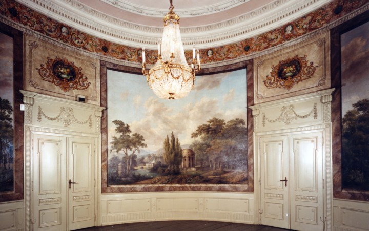Prachtvoller Saal mit Wandgemälden und Kronleuchter