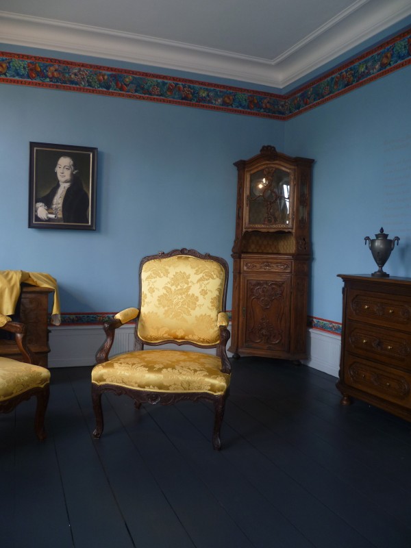 Blick in die Dauerausstellung des Herrenhauses Cromford mit historischen Möbelstücken aus der Zeit um 1800