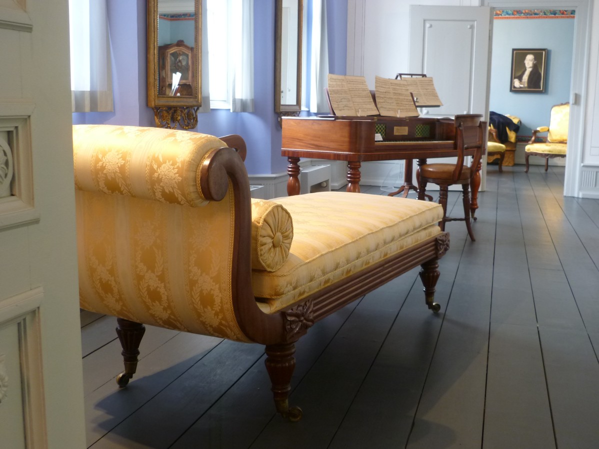 Blick auf die Dauerausstellung im Herrenhaus Cromford mit historischen Möbeln