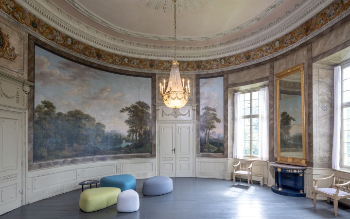 Fotografie des Gartensaals im Herrenhaus Cromford mit farbigen Sitzgelegenheiten in organischen Formen.