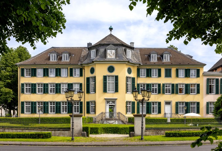 Außenansicht eines prachtvollen Herrenhauses in einem Park