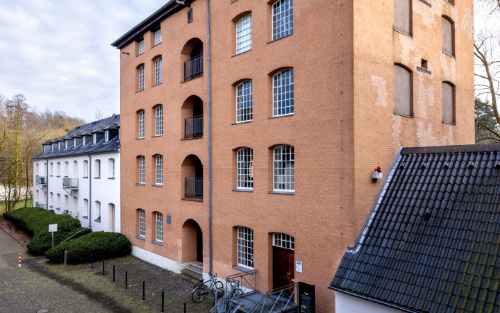 Historisches Backsteingebäude vor blauem Himmel