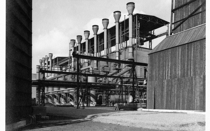 Schwarz-weiß-Fotografie einer Industrieanlage, angeschnitten