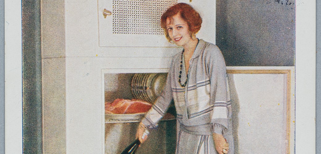 Eine Frau steht mit Weinflaschen in der Hand vor einem geöffneten Kühlschrank