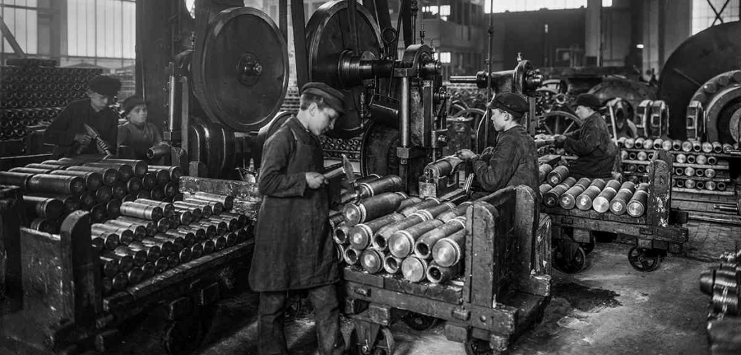 Historisches Foto von einem Jungen bei der Granatenprodukion 